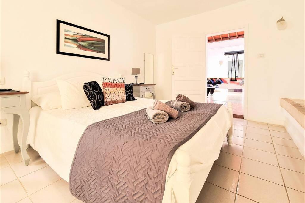 פלאיה בלנקה Stunning Sea View Villa With 6 Bedrooms & Heated Pool - Villa Renaissance חדר תמונה